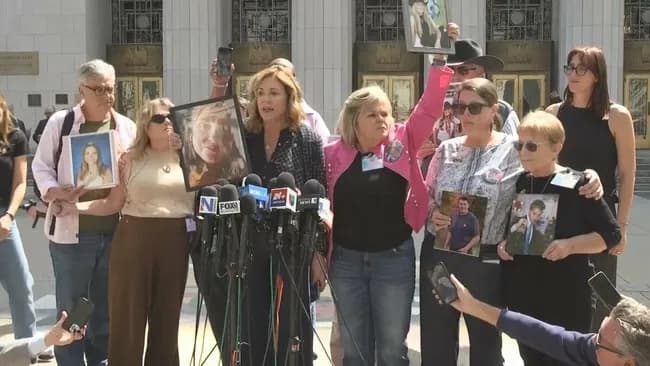 【悲報】アメリカ人女性「動画の観すぎで鬱病になった」→YouTubeとインスタを訴えて約9億円ゲット