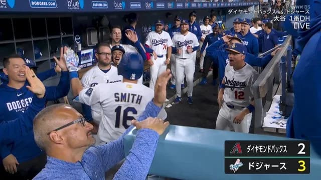 ドジャース・スミス、 誕生日を自ら祝う逆転2ラン