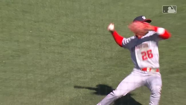 MLBのショート、変な体勢で1塁を刺す