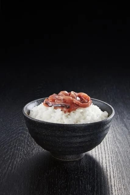 イカの塩辛をアツアツご飯にのせて食べる人いるでしょ