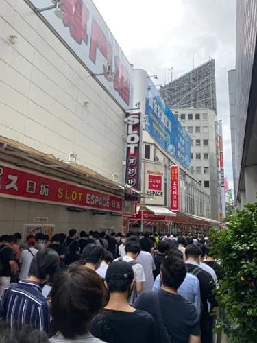 【悲報】朝パチンコ屋に並んでる奴ら、闇が深すぎるｗｗｗｗｗｗｗｗｗｗ