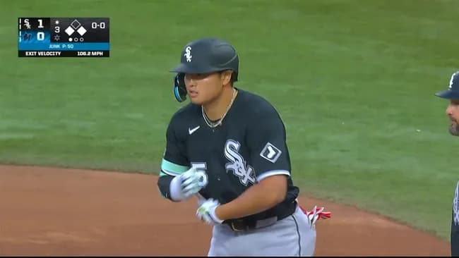 村上宗隆　第2打席で先制適時打　開幕から5試合連続安打はメジャー初適時打　ベース上で両手叩いて喜ぶ