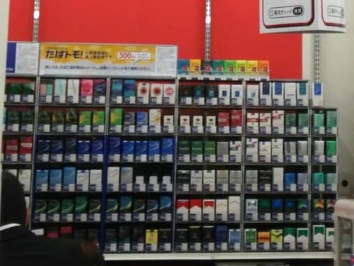 【悲報】女さん、コンビニからタバコ300箱を段ボールごと万引きして車で逃走してしまうｗｗｗｗｗｗｗｗｗｗ