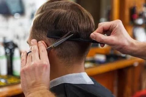 【悲報】彡(；)(；)「1000円カットに行ったらハゲみたいな髪型にされた！これじゃ外に出れないよ」