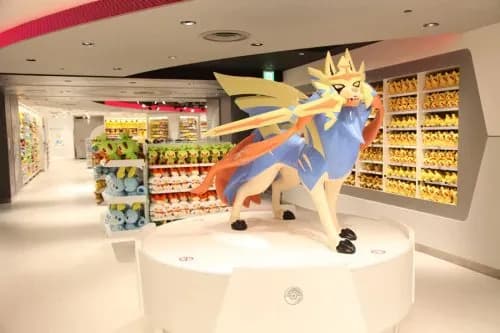 【画像】事件後のポケモンセンター前、花束とペットボトルで埋め尽くされてとんでもない事になってる・・・・・・・・・