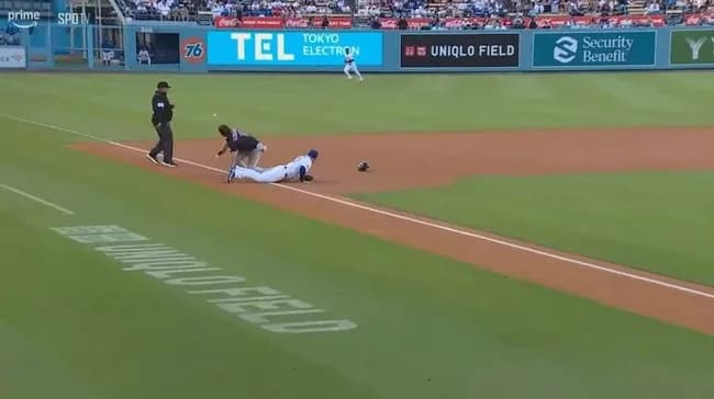 ドジャース・スミスが悪送球…山本由伸が先制点を許す…