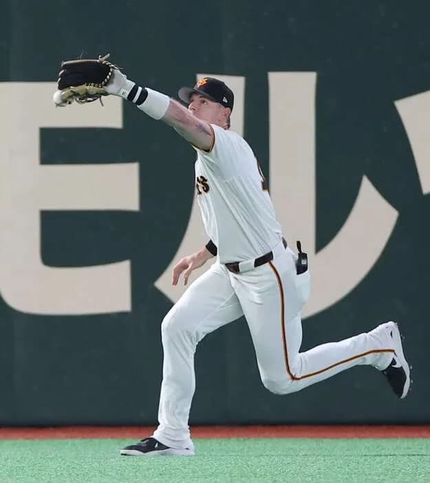 落球＆3三振で途中交代の巨人・キャベッジに橋上オフェンスチーフ「疲労しているかなと」