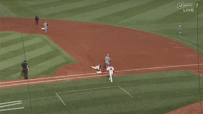 【広島対阪神1回戦】広島・中村奨成、オーバーラン…