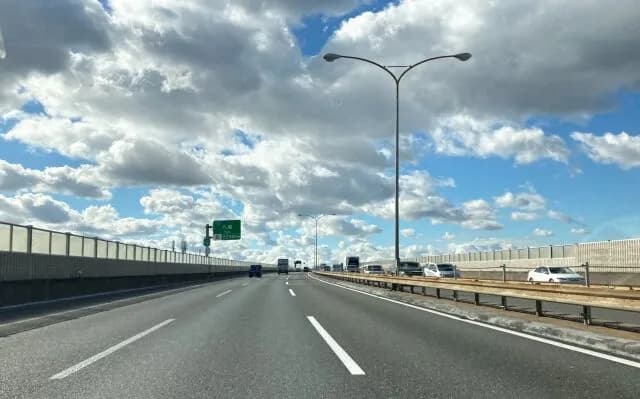 高速道路を普通自動車で運転する奴って死ぬの怖くないの？