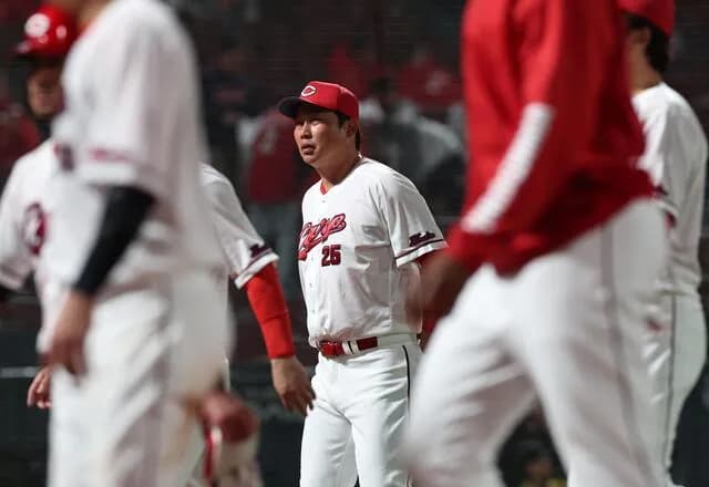 【悲報】広島・新井貴浩監督「(9回の守備)もうちょっと状況を考えてやってほしい」　内野3人を本職ではないところに配置しながら