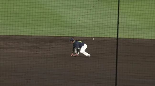 【阪神対ヤクルト1回戦】ヤクルト・伊藤琉偉トンネル…