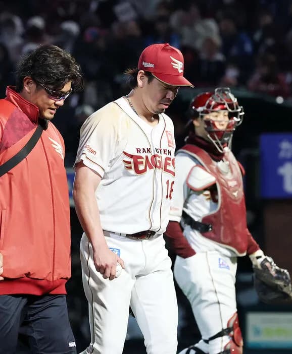 【楽天】前田健太が緊急降板　４回の投球後に右足を気にするそぶりを見せる