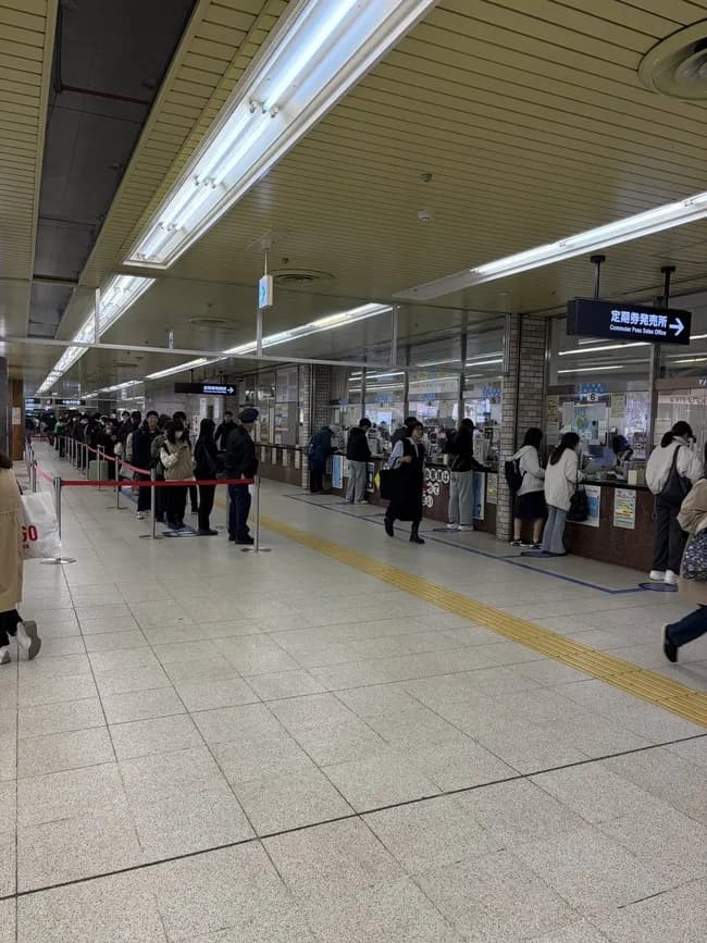 【画像】「定期券」購入の大行列、始まるｗｗｗｗｗｗｗ