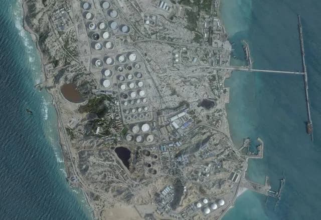 【悲報】アメリカ、イランの原油輸出の9割を担う要塞を爆撃