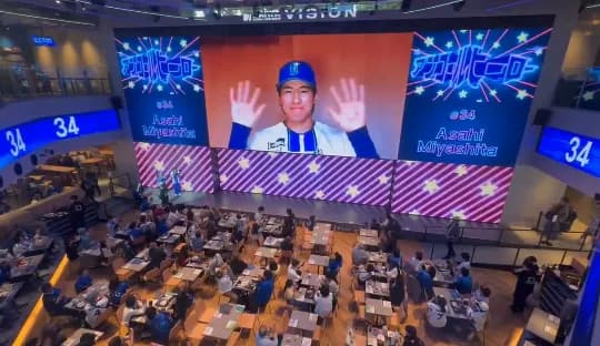 プロ初安打のDeNA宮下朝陽選手がアンコールヒーローに！　ベンチでルーキーの活躍を喜ぶヒュンメルの姿が微笑ましいと話題に