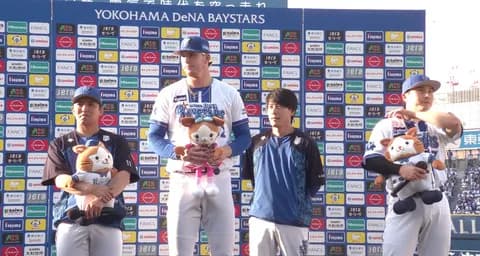 【DeNA】東克樹とレイノルズの「驚愕の身長差」が話題　エースの隣で新助っ人の巨体が際立つ絵面にｗｗｗ
