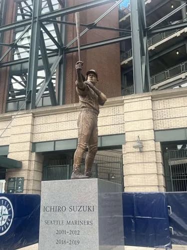 【爆笑】イチローさんの銅像、除幕式でバットがポッキリ折れてしまうｗｗｗｗｗｗｗｗｗｗ