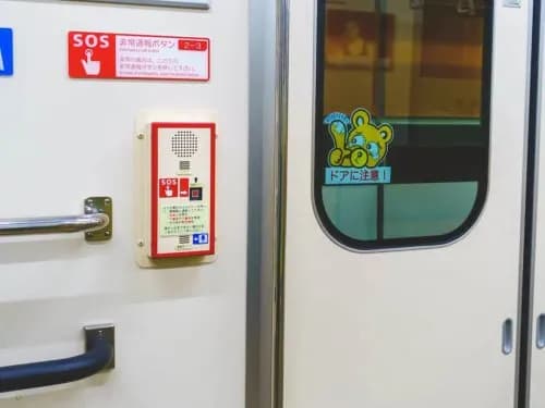 【動画】電車内でとんでもない大乱闘が始まってしまうｗｗｗｗｗｗｗｗｗｗ