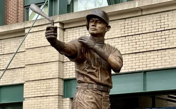 イチロー氏の銅像　バット折れるハプニングに爆笑