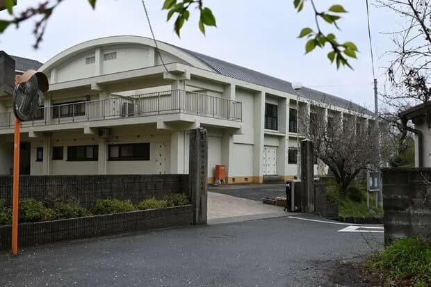 東スポ「父親は何故、結希くんが校内に入ったことを確認しなかったのか？車で校内まで行けたのに」