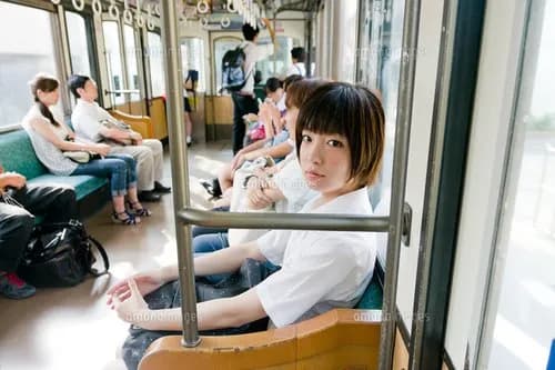 【動画】電車内でチマチマ攻撃で嫌がらせされていたJKさん、ブチギレた結果ｗｗｗｗｗｗｗｗｗｗ