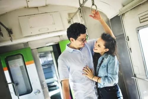 【羨望】チー牛さん、電車内で女の子と破廉恥ベロチューしてしまうｗｗｗｗｗｗｗｗｗｗ