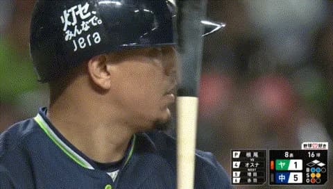 オスナ、またやらかす。石伊のヘルメットにバットが直撃