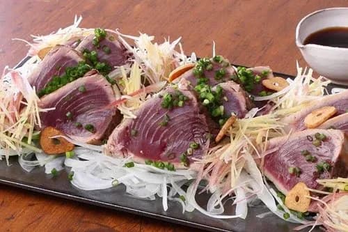 【悲報】カツオのタタキさん、ガチで血生臭いのに美味い扱いされてしまうｗｗｗｗｗｗｗｗｗｗ