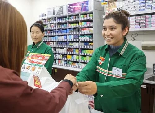 【悲報】コンビニ店員さん、ガチで外国人ばっかりになってしまうｗｗｗｗｗｗｗｗｗｗ