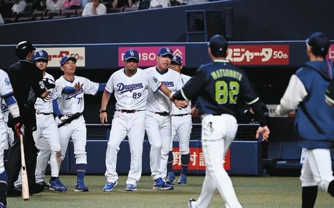 ヤクルト池山監督、中日井上監督に屈する