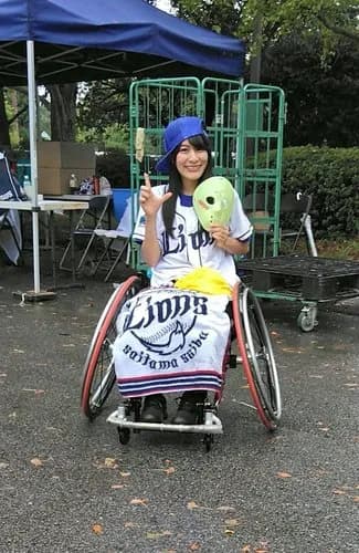 【悲報】車いすアイドルさん「座って楽してる」と言われてしまう・・・・・・・・・