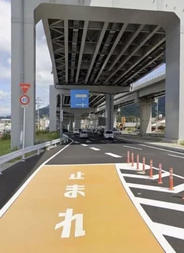 【悲報】これウインカーどっちに出すんやｗｗｗｗｗｗｗｗｗｗ