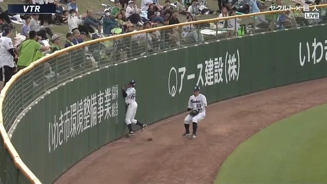 ヤクルト・岩田、カチカチフェンスに激突して魂が抜ける