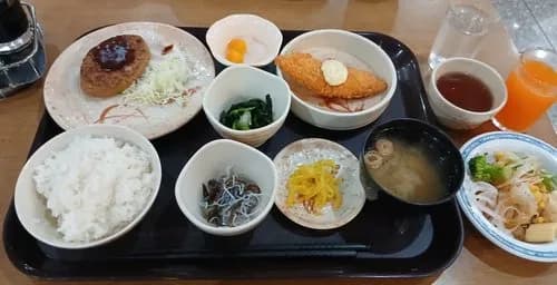 【衝撃】1泊2500円の宿さん、夕食が豪華すぎるｗｗｗｗｗｗｗｗｗｗ