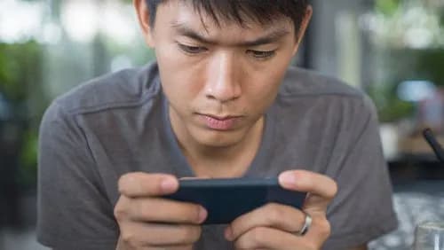 【悲報】25歳男さん、路上でスマホゲームをしてる男性に激怒し殺人未遂で逮捕・・・・・・・・・