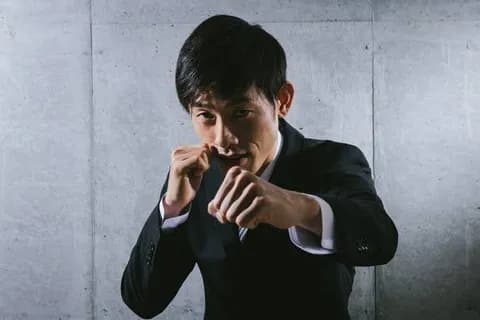 （ ヽ´ん`）「真夜中になると部屋でファイティングポーズをしてる」