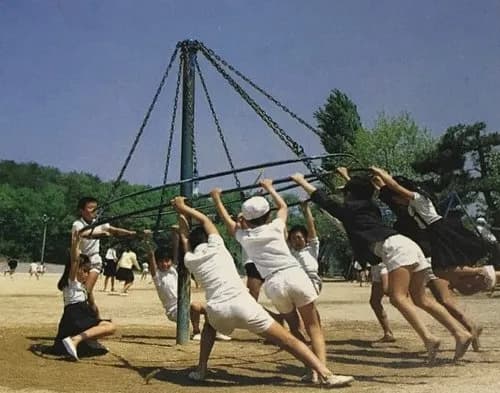 【衝撃】昭和の遊具さん、何度見てもガチでヤバすぎるｗｗｗｗｗｗｗｗｗｗ