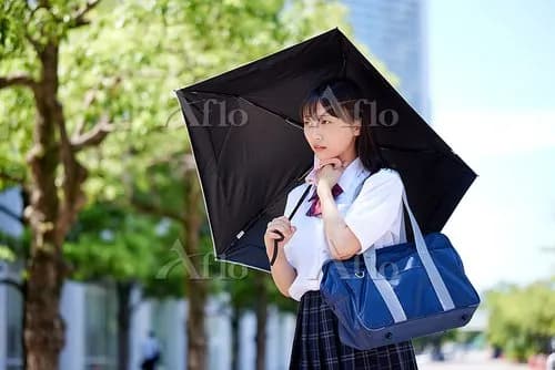 【悲報】ナイフで女子高生さんを襲った男、日傘で撃退されて逃走ｗｗｗｗｗｗｗｗｗｗ