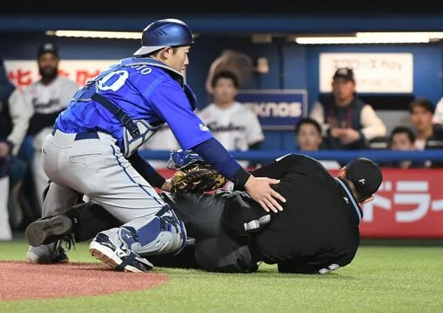 【悲報】オスナのバットが当たった川上審判、40日間経っても意識回復せず…