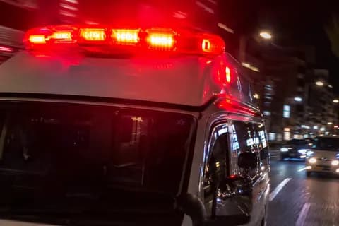 【悲報】77歳女性が77歳女性を跳ね、65歳男性が運転を代わるも改めて轢かれ+2人跳ねられる