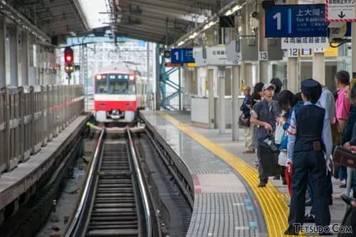 【悲報】駅で女子高生さんにセクハラしてるおっさん、撮影されてしまうｗｗｗｗｗｗｗｗｗｗ