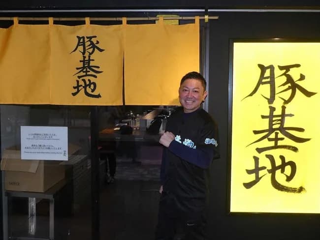 元ヤクルト捕手がラーメン店「豚基地」オープン　看板はホワイトソックスの村上が直筆