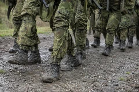 【悲報】自衛隊員、基地の外を歩く「行進露営」の訓練中に30人が体調不良になり14人が熱中症へ…