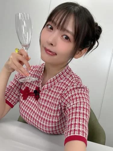 【画像】上坂すみれさん、しれっと机に乗せるｗｗｗｗｗｗｗｗｗｗ