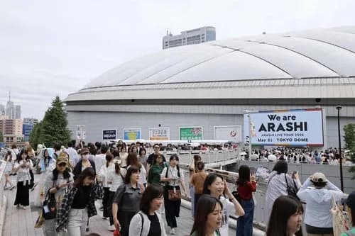 【悲報】嵐さんの最終公演、70代男がヘルメットで作業員を装い侵入してしまうｗｗｗｗｗｗｗｗｗｗ