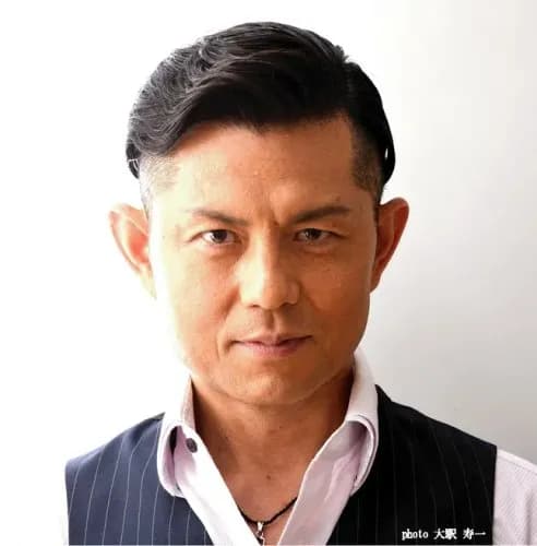 【困惑】的場浩司さん、歩きスマホの若者に激突され被害者面されてしまう・・・・・・・・・