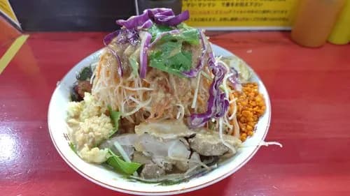 【悲報】二郎系ラーメン屋さん、冷やし中華とか冷やしメニューばかり出してしまう・・・・・・・・・