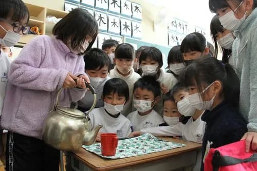 【困惑】給食さん、遂に気ずく「和食に牛乳は合わないのでは？」・・・・・・・・・