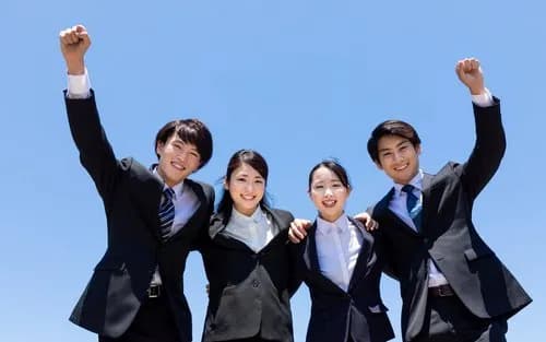 【悲報】24歳男性さん「新卒で入った会社を1カ月で辞めたらブラックしか採用されなくなった」・・・・・・・・・