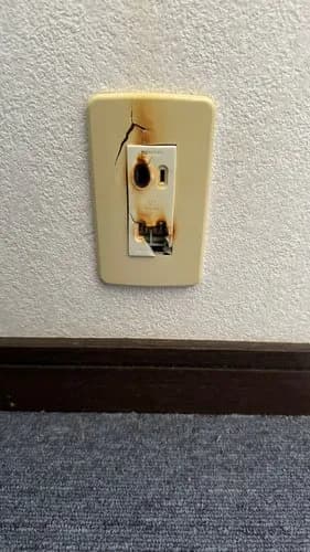 【戦慄】劣化した壁コンセントvs劣化した電源タップ×大電流を流すエアコン・・・・・・・・・